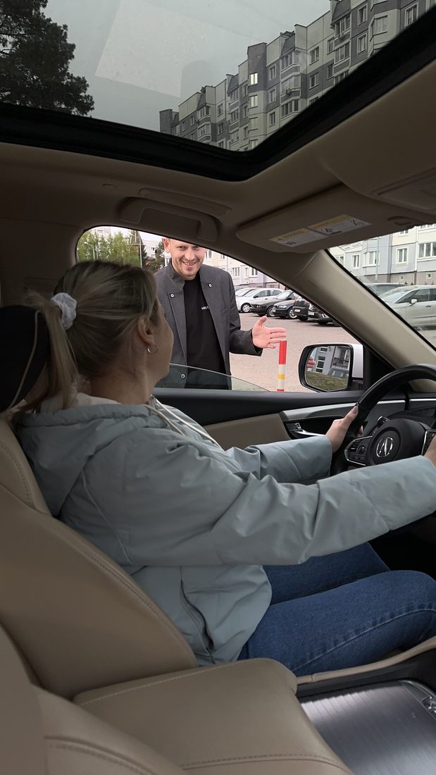Максим Казак объясняет технику парковки